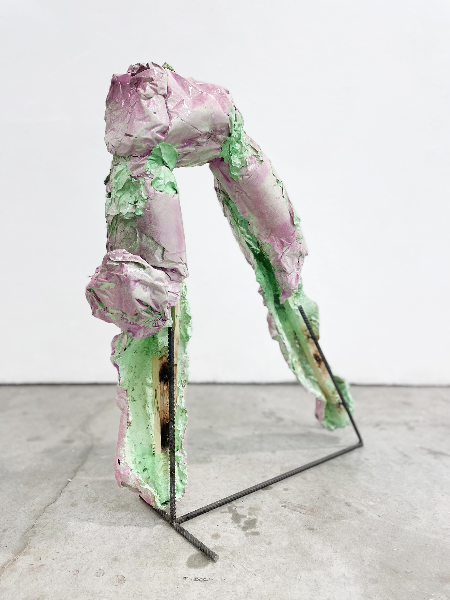 Formaunica #14223,2023, gesso tinto e dipinto, juta, legno, acciaio, 50x70x25 cm - Artwork