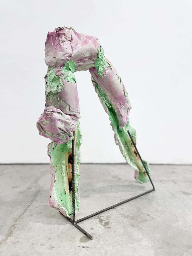 Formaunica #14223,2023, gesso tinto e dipinto, juta, legno, acciaio, 50x70x25 cm - Artwork